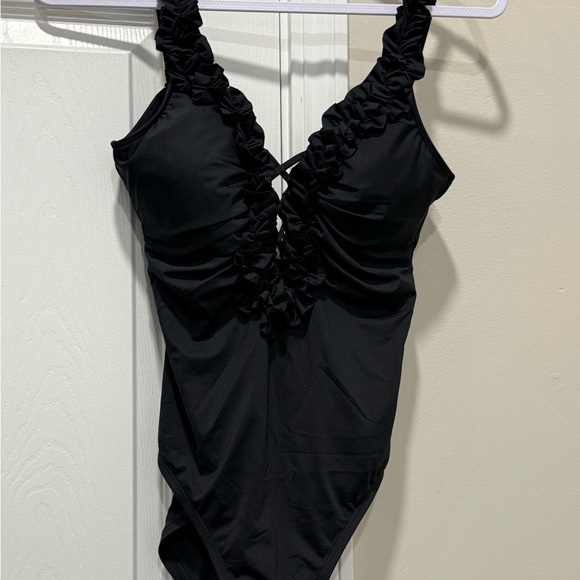 LA BLANCA Island Goddess Ruffled V-Plunge One Piece - Black
$137.00 Sz 8 - Picture 3 of 8